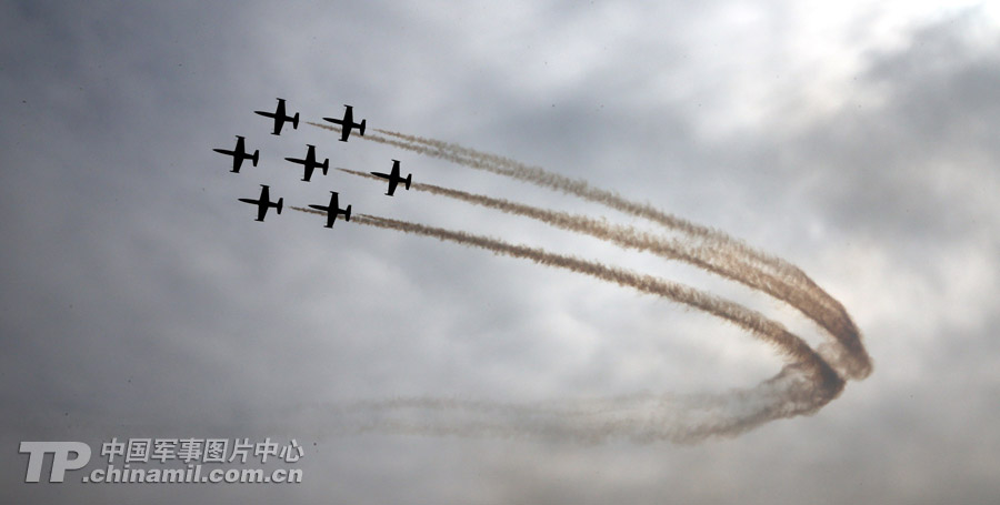 Photo shows the unique performance made by Breitling Jet Team during the 9th China International Aviation and Aerospace Exhibition which kicked off on November 12 in Zhuhai, Guangdong province. (China Military Online/ Qiao Tianfu)