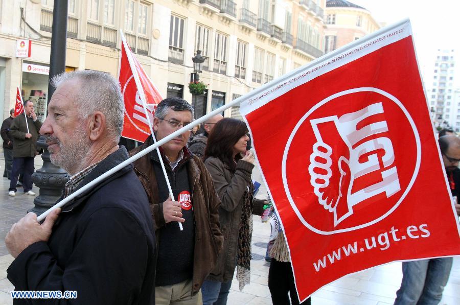 Strikers hold union flags as they demonstrate during the general 24 hours strike in Malaga, Spain, Nov. 14, 2012. The strike takes place in several areas of the country.(Xinhua)