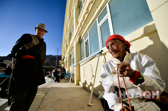 The elderly people are basking in the sunshine in Regong Nursing Home, in Tongren County of the Huangnan Tibetan autonomous Prefecture in northwest Qinghai province on Nov. 12.