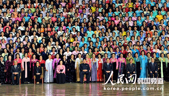 Kim Jong Un, top leader of the Democratic People's Republic of Korea (DPRK), takes a group photo with the delegates to the 4th National Meeting of Mothers. (Photo/ People’s Daily Online)