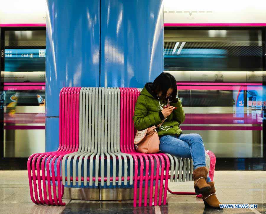 Digital life in Beijing's subway  (2)