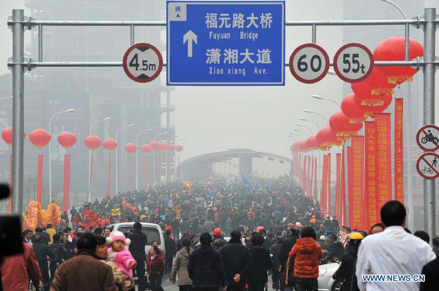 People visit the newly-completed Fuyuan Bridge across the Xiangjiang River in Changsha, capital of central China's Hunan Province, Nov. 20, 2012. The 3.5 kilometer-long bridge opened on Tuesday after 26 months' construction. (Xinhua/Long Hongtao) 