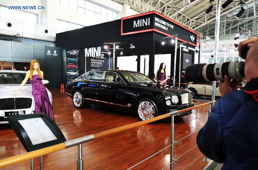 A visitor takes photo of a car model during the 3rd Harbin Autumn Automobile Exhibition in Harbin, capital of northeast China's Heilongjiang Province, Nov. 20, 2012. The week-long exhibition, as well as the 10th Harbin automobile purchasing week, kicked off on Tuesday.(Xinhua/Wang Jianwei) 