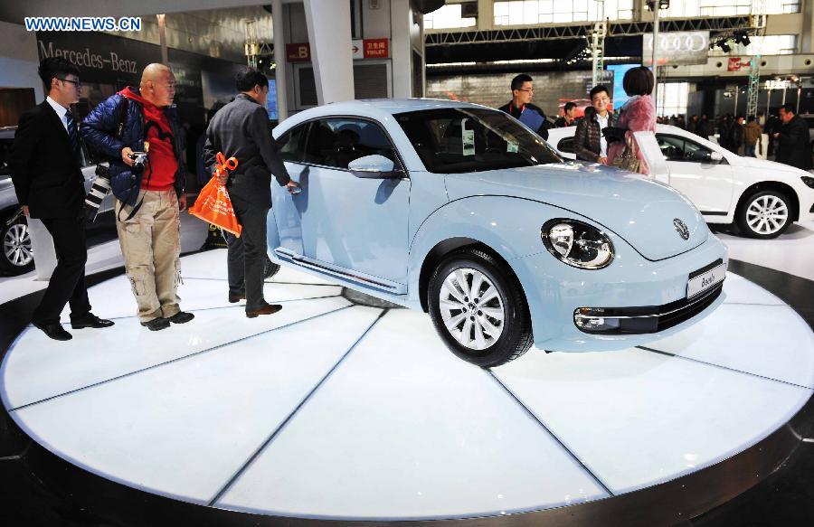 Visitors look at cars during the 3rd Harbin Autumn Automobile Exhibition in Harbin, capital of northeast China's Heilongjiang Province, Nov. 20, 2012. The week-long exhibition, as well as the 10th Harbin automobile purchasing week, kicked off on Tuesday.(Xinhua/Wang Jianwei)