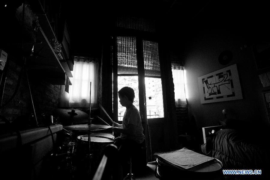 Lisandro Itzcovich, 10 years old, plays drums at home in Buenos Aires, capital of Argentina, on Nov. 19, 2012. (Xinhua/Martin Zabala)