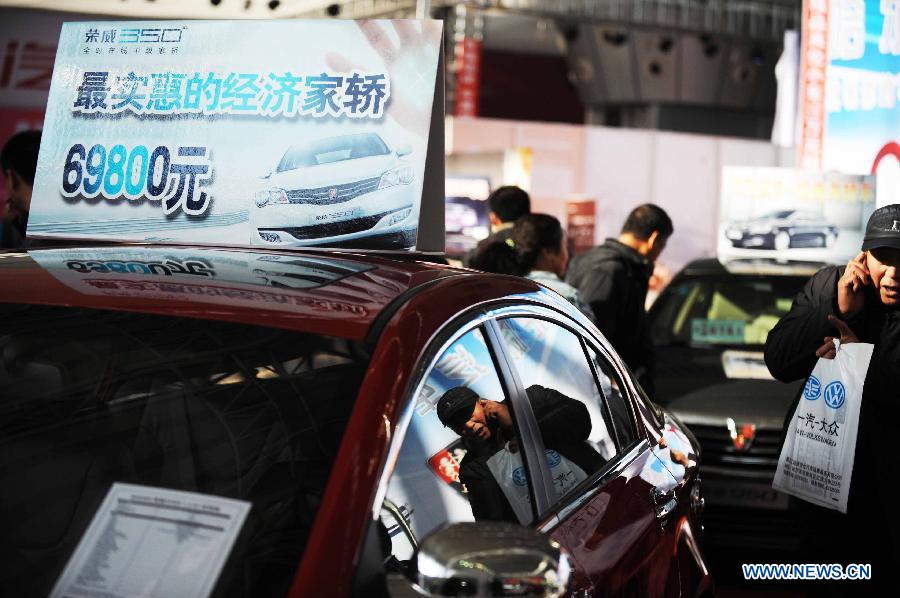 Visitors look at economy cars during the 2012 Harbin Autumn Automobile Exhibition in Harbin, capital of northeast China's Heilongjiang Province, Nov. 20, 2012. Economy cars presented on the week-long exhibition with a price under 100,000 yuan (about 16,030 U.S. dollars) attracted lots of attention. (Xinhua/Wang Jianwei) 
