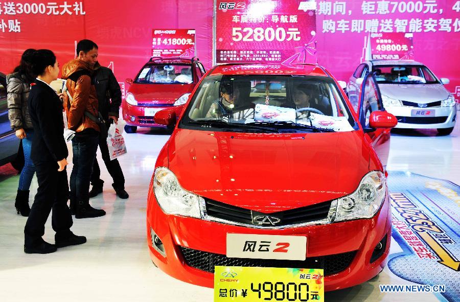 Visitors look at an economy car during the 2012 Harbin Autumn Automobile Exhibition in Harbin, capital of northeast China's Heilongjiang Province, Nov. 20, 2012. Economy cars presented on the week-long exhibition with a price under 100,000 yuan (about 16,030 U.S. dollars) attracted lots of attention. (Xinhua/Wang Jianwei)