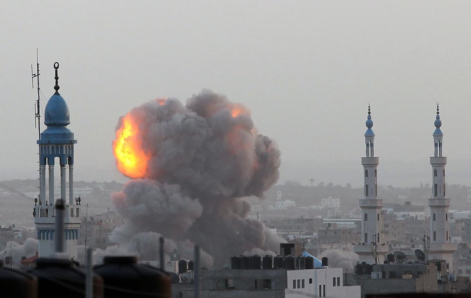 Attack: Gaza suffers air attack from Israel on Nov. 17, 2012. (Xinhua/Reuter)