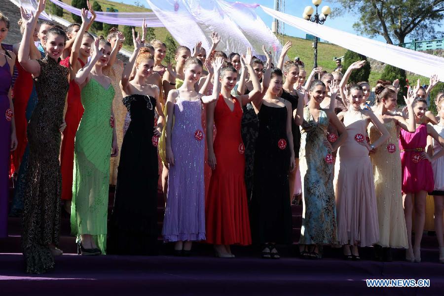 Contestants for the final of New Silk Road Miss World Competition pose for group photo at the Meizihu Garden in Pu'er, southwest China's Yunnan Province, Nov. 22, 2012. The contestants will also attend joint performance with country music bands at the 1st Pu'er International Country Music Festival. (Xinhua/Li Mingfang)