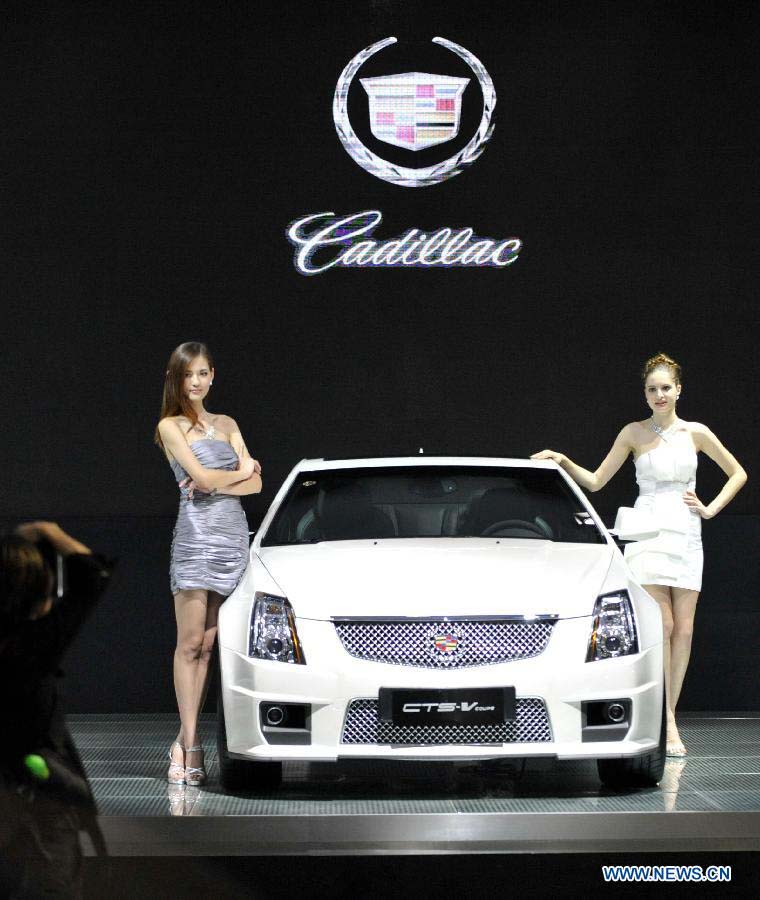 Two models present a Cadillac during the press day of the 10th China (Guangzhou) International Automobile Exhibition in Guangzhou, capital of south China's Guangdong Province, Nov. 22, 2012. The exhibition is expected to be held from Nov. 23 to Dec. 2, 2012. (Xinhua/Chen Yehua) 