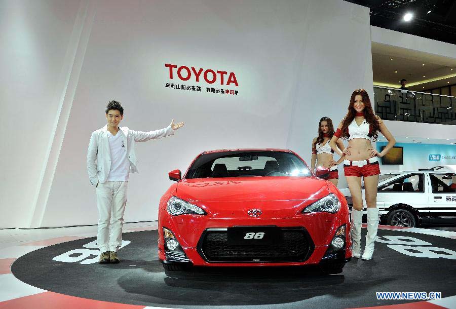 A Toyota Motor Corp's 86 coupe is displayed at the exhibition hall of the Guangzhou auto show in Guangzhou, south China, Nov. 22, 2012. The auto show will be opened on Nov. 23, where Toyota Motor has brought 46 vehicles . (Xinhua/Liu Dawei)