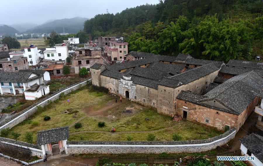 Photo taken on Nov. 21, 2012 shows the interior view of a walled village in Yangcun Town of Longnan County in Ganzhou City, east China's Jiangxi Province. The Gannan (southern Jiangxi Province) Hakka walled villages, a special architectural type, was included into China's World Cultural Heritage Tentative List on Nov. 17, 2012. The whole structure of the building resembles a small fortified city, containing halls, storehouses and living areas. It is regarded as the "cradle of Hakka". According to official statistics, there are over 600 such buildings in Gannan at present. (Xinhua/Song Zhenping) 