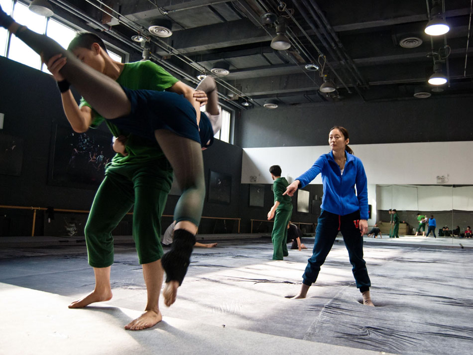 Wang Yuanyuan offers instructions to dancers of Beijing Dance Theatre (BDT) in Beijing, capital of China, Jan. 28, 2012. (Xinhua/Li Mangmang)