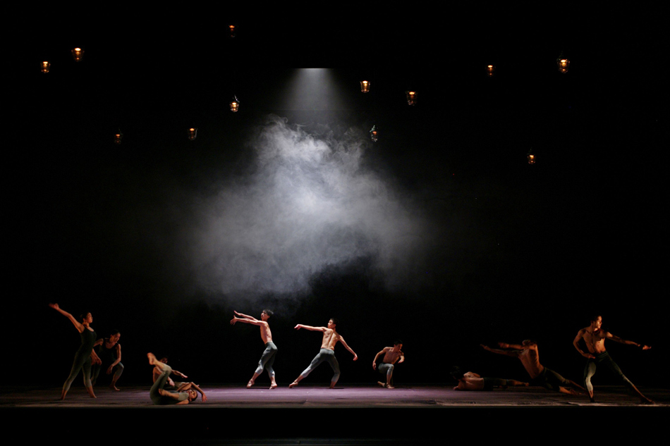 Dancers from Beijing Dance Theatre (BDT) presents the dance "Haze" at John F. Kennedy Arts Center in Washington, the United States, Oct. 26, 2011. (Xinhua)