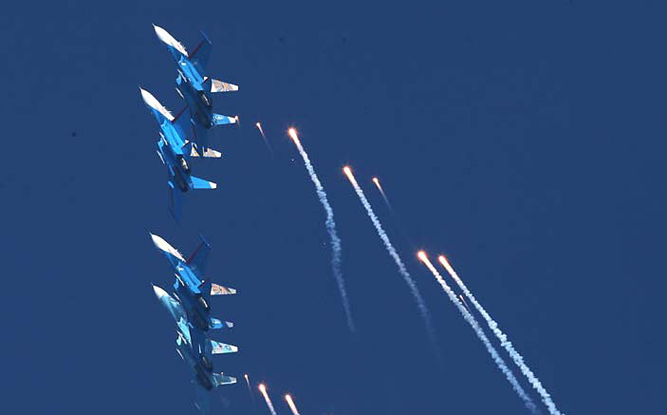 Splendid moment in Airshow China 2012: Russian Knights Aerobatic Team