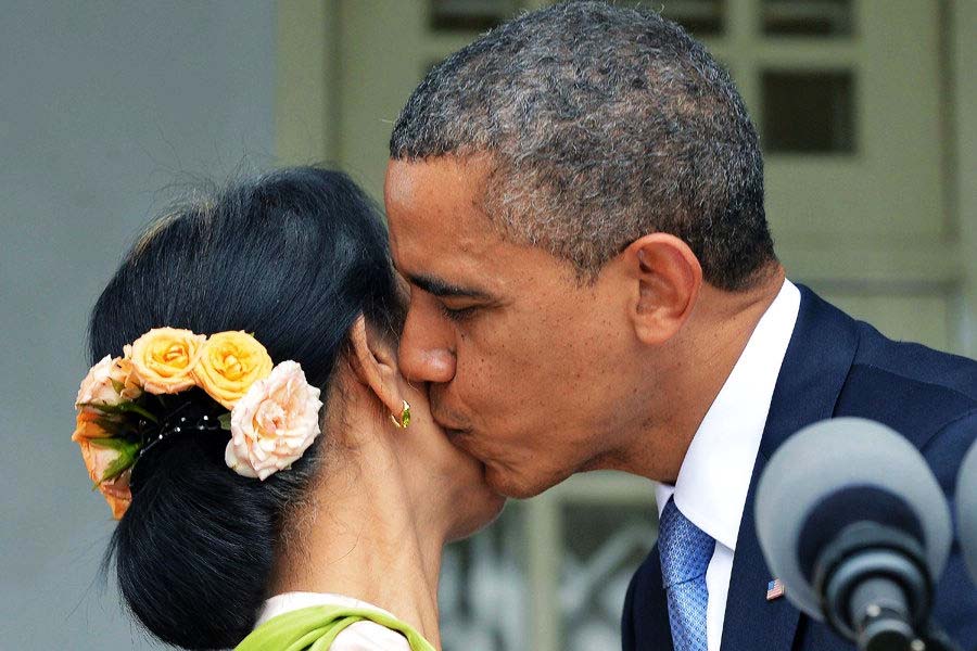U.S. President Barack Obama kisses Myanmar opposition leader Aung San Suu Kyi after speaking to the press following their meeting at her residence in Yangon. (Xinhua/AFP)
