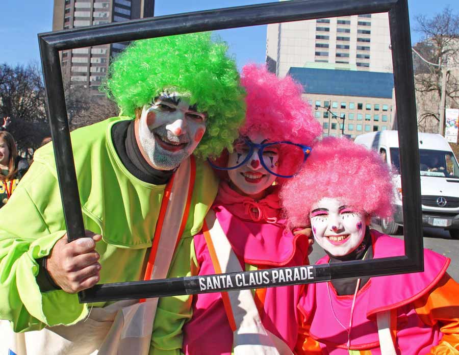 Clowns participate in the Santa Claus Parade in Toronto, Canada, Nov. 18, 2012. The 108th Santa Claus Parade took place in Toronto on Sunday afternoon, attracting more than 1 million spectators along the 5.6-kilometer-long route in downtown Toronto. (Xinhua/Zhang Ziqian)