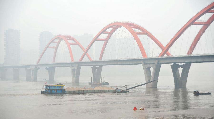 Photo taken on Nov. 24, 2012 shows the fog-covered Fuyuanlu Xiangjiang River bridege in Changsha, capital of central China's Hunan Province. Heavy fog brought inconvenience for local residents in Changsha on Saturday.(Xinhua/Long Hongtao) 