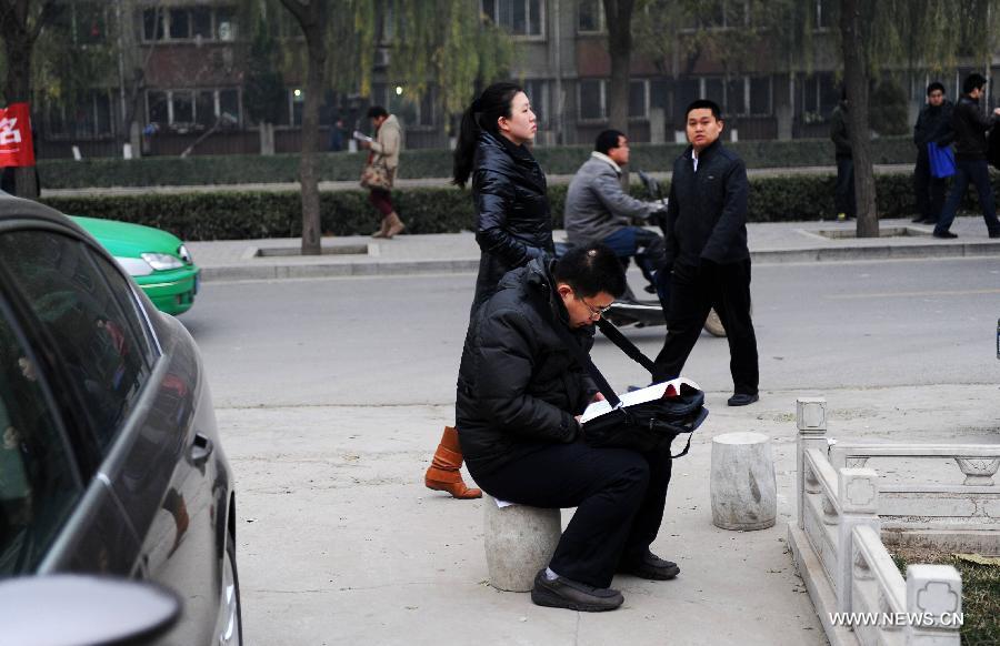 Examinees prepare for the 2013 civil service exams in Shijiazhuang, capital of north China's Hebei Province, Nov. 25, 2012. More than 1.5 million people took part in the nationwide exams in China to qualify for about 20,000 state civil service posts on Sunday. (Xinhua/Zhu Xudong)  
