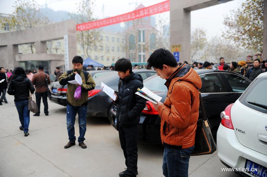 Examinees prepare for the 2013 civil service exams in Shijiazhuang, capital of north China's Hebei Province, Nov. 25, 2012. More than 1.5 million people took part in the nationwide exams in China to qualify for about 20,000 state civil service posts on Sunday. (Xinhua/Zhu Xudong) 