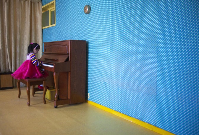 A little girl plays the piano in a classroom of Pyongyang Cheung Wong Primary School.(Photo/Xinhua)