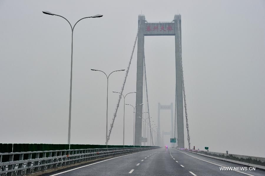 Photo taken on Nov. 25, 2012 shows the Taizhou Yangtze River Bridge in Taizhou, east China's Jiangsu Province. The 62-kilometer-long bridge, which spans the Yangtze River and links Taizhou, Yangzhou, Zhenjiang and Changzhou in Jiangsu Province, opened traffic on Sunday. (Xinhua/Lu Zhinong) 