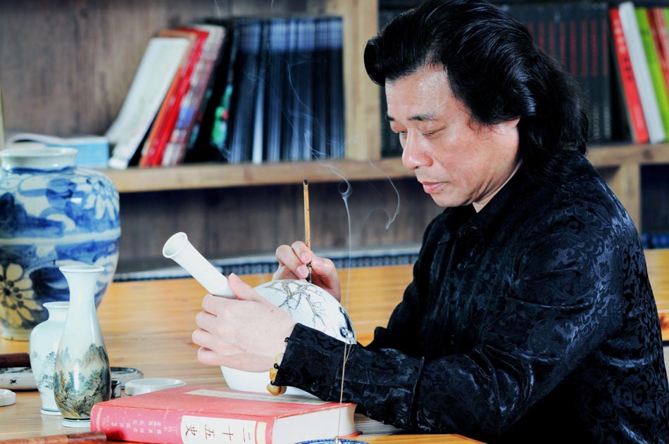Wang Zhiwen makes a miniature calligraphic creation at his studio in Shantou, south China's Guangdong Province, March 8, 2012. (Xinhua/Ke Zhixiong)