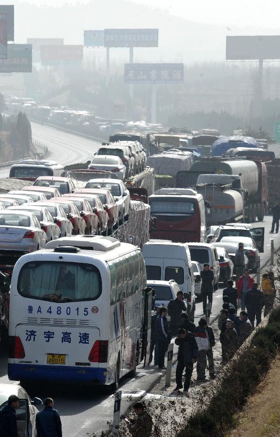 Traffic jam is seen on the Jingtai Highway in Jinan, east China's Shandong Province, Nov. 26, 2012. Several traffic accidents happened on the highway and caused a traffic jam on Monday. (Xinhua/Xu Suhui) 
