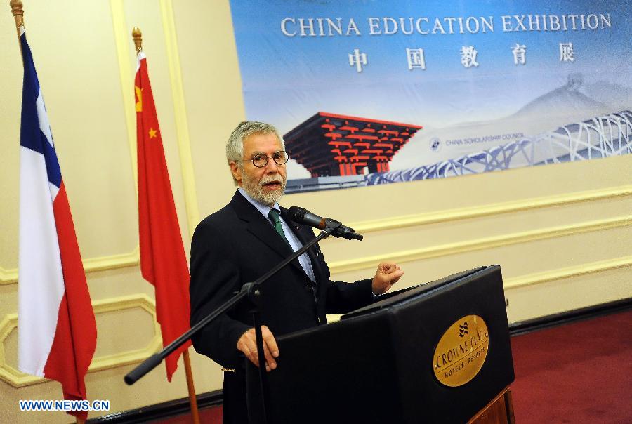 Jose Miguel Aguilera, president of the Chile's National Commission for Scientific and Technological Research (CONICYT), attends the "Chinese Universities Expo", held by the Chinese Embassy and the China Scholarship Council joint with the CONICYT, in Santiago, capital of Chile, on Nov. 26, 2012. The expo is held with the participation of 47 Chinese universities that will show their academic offerings and seek promote the interests of Chileans to study in China. (Xinhua/Jorge Villegas) 
