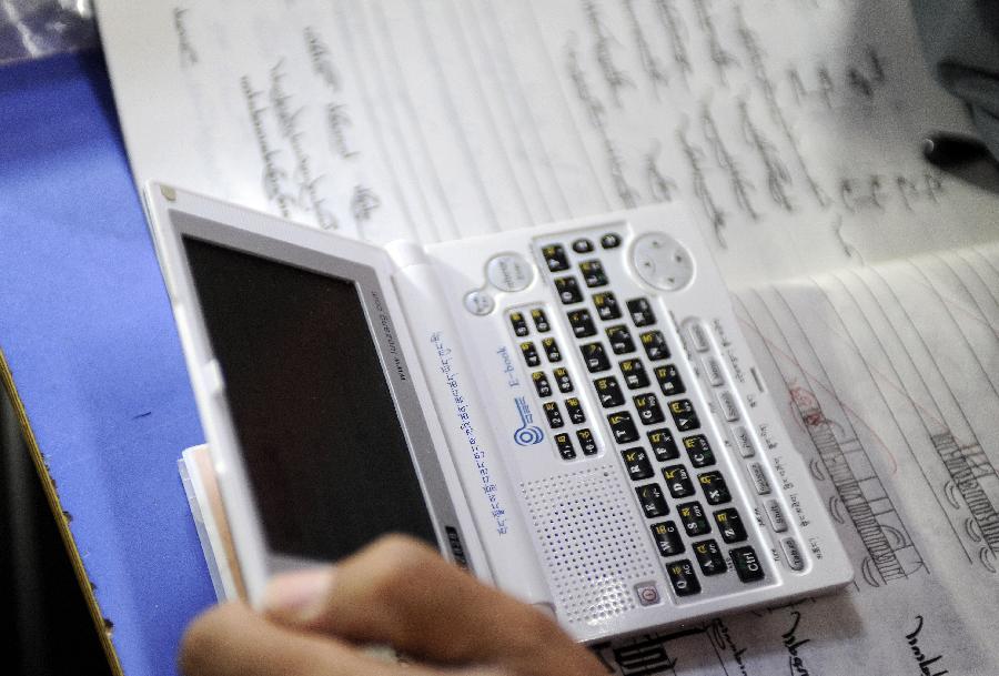 A student uses an electronic dictionary during a Tibetan language course at Dhungker Language School in Lhasa, capital of southwest China's Tibet Autonomous Region, Nov. 22, 2012. (Xinhua/Chogo)