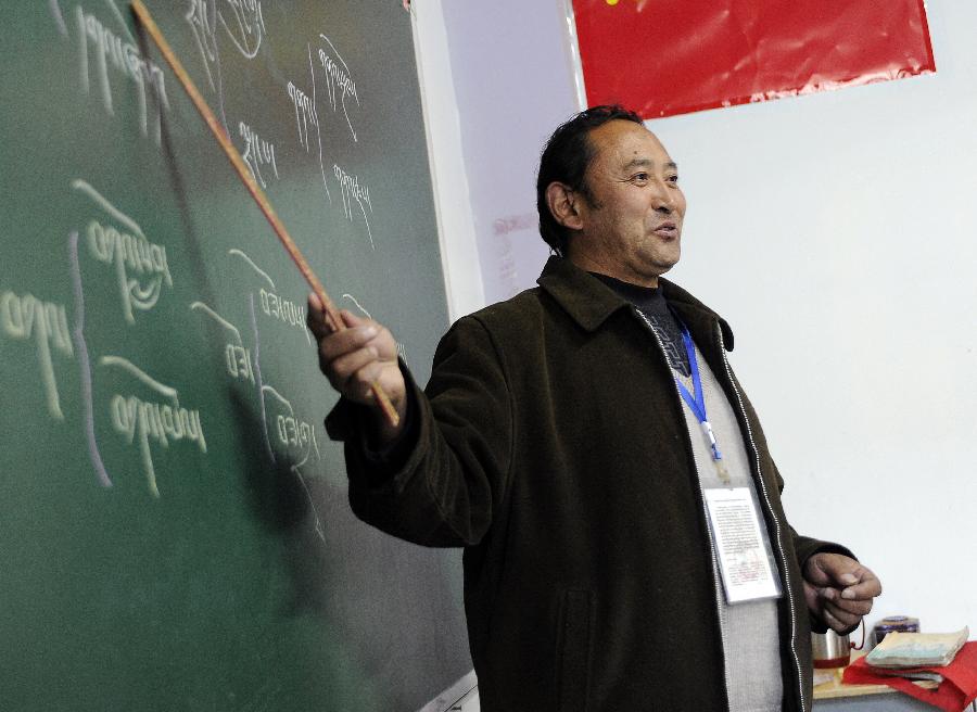 A teacher lectures on pronunciation during a Tibetan language course at Dhungker Language School in Lhasa, capital of southwest China's Tibet Autonomous Region, Nov. 22, 2012. (Xinhua/Chogo)