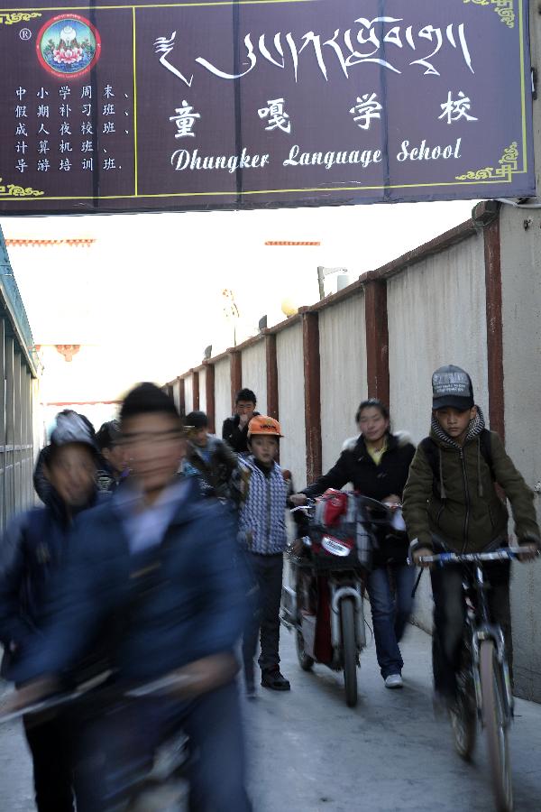 Students leave Dhungker Language School after courses in Lhasa, capital of southwest China's Tibet Autonomous Region, Nov. 22, 2012.  (Xinhua/Chogo)