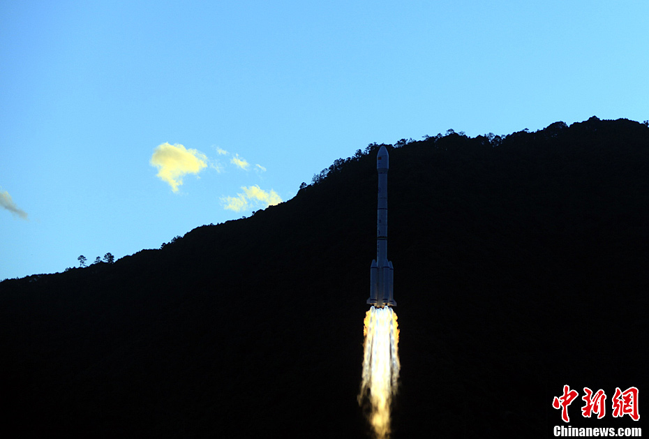 China launches new communication satellite (2)
