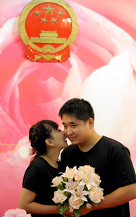 Chinese young couples register for marriage 
