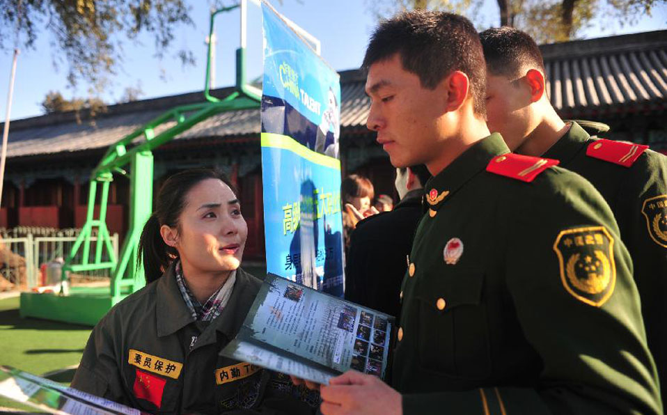 Veterans of Chinese national flag escort attend job fair in Beijing 