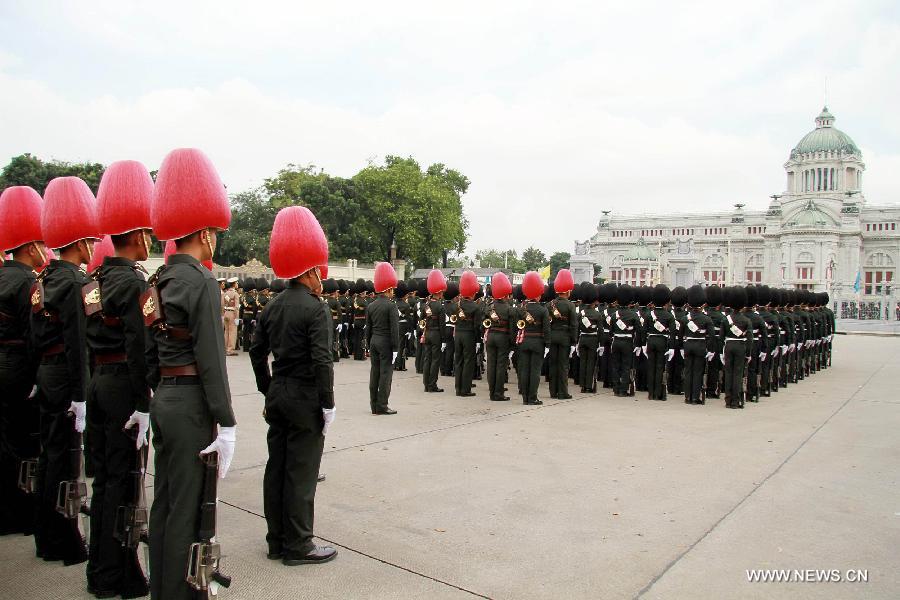A total of 12 battalions of Royal Guard attend the rehearsal for Thai King Bhumibol Adulyadej's birthday at the throne hall in Bangkok, Thailand, Nov. 29, 2012. (Xinhua/Rachen Sageamsak)