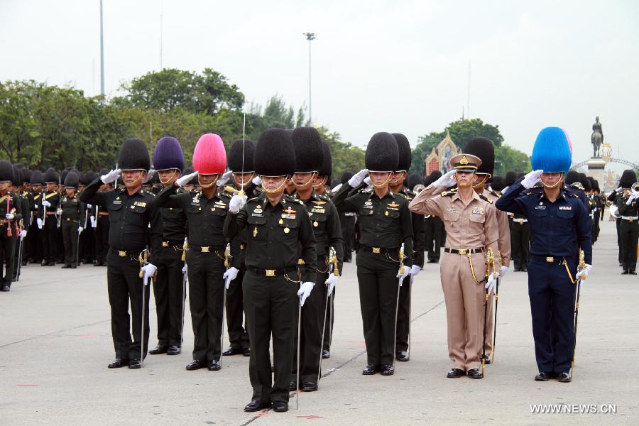 A total of 12 battalions of Royal Guard attend the rehearsal for Thai King Bhumibol Adulyadej's birthday at the throne hall in Bangkok, Thailand, Nov. 29, 2012.  (Xinhua/Rachen Sageamsak)