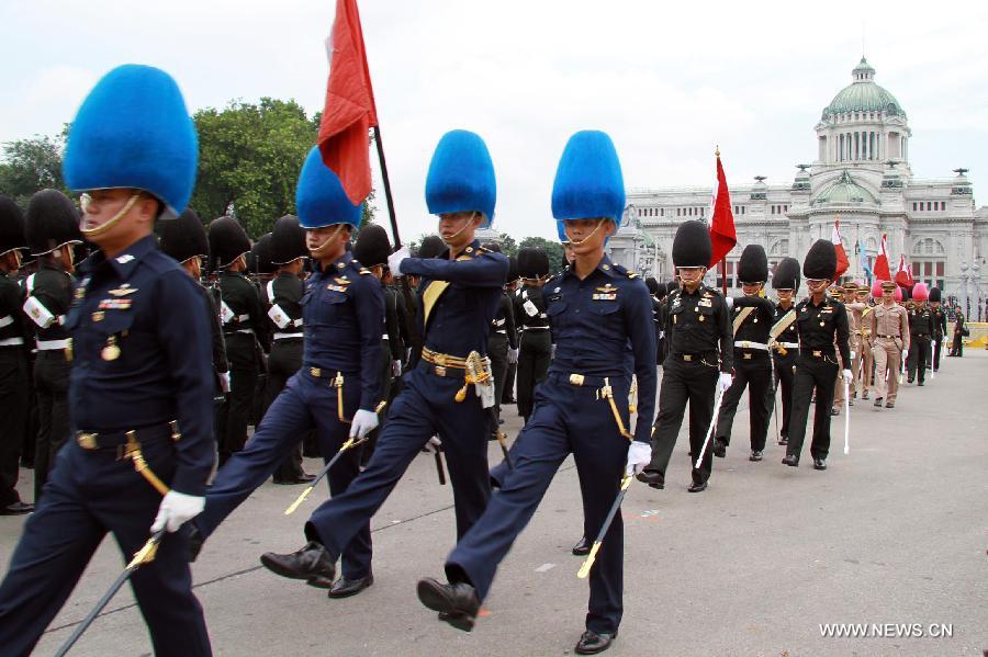 A total of 12 battalions of Royal Guard attend the rehearsal for Thai King Bhumibol Adulyadej's birthday at the throne hall in Bangkok, Thailand, Nov. 29, 2012. (Xinhua/Rachen Sageamsak) 
