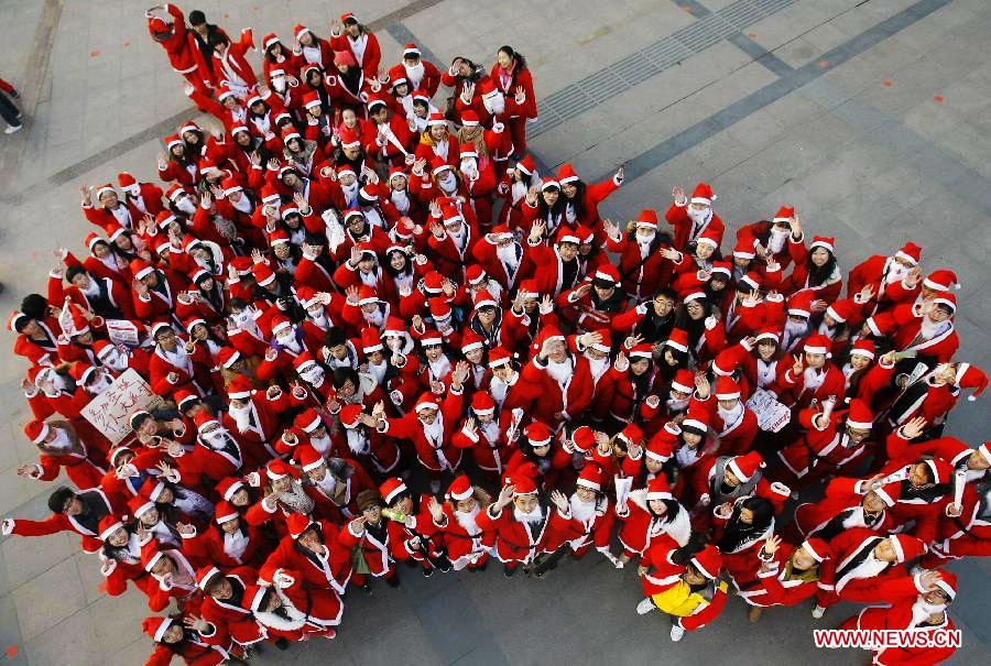 People dressed as Santa Claus gather in Wuhan, capital of central China's Hubei Province, Dec. 24, 2011, to celebrate the Christmas. (Photo/Xinhua)