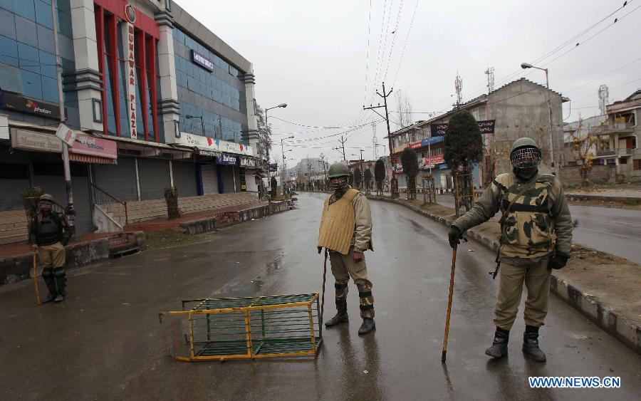 Indian paramilitary soldiers stand guard in a street during curfew in Srinagar, summer capital of Indian-controlled Kashmir, Nov. 29, 2012. Authorities imposed a curfew in most parts of capital city Srinagar, following reports of sectarian clashes between two communities. (Xinhua/Javed Dar) 