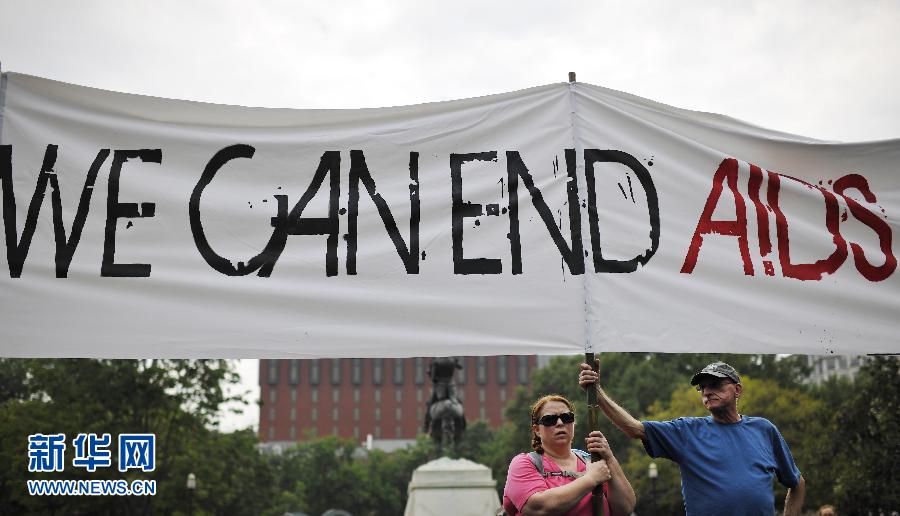 People raise the 'We can end AIDS' banner in the front of the White House, Washington on July 24, 2012. (Xinhua/Zhang Jun)