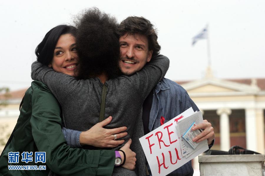 Greek actors, athletes and pedestrians participate in the 'free hug' campaign for declaring that HIV/AIDS transmission is not caused by daily contact with infected people. (Photo/Xinhua) 