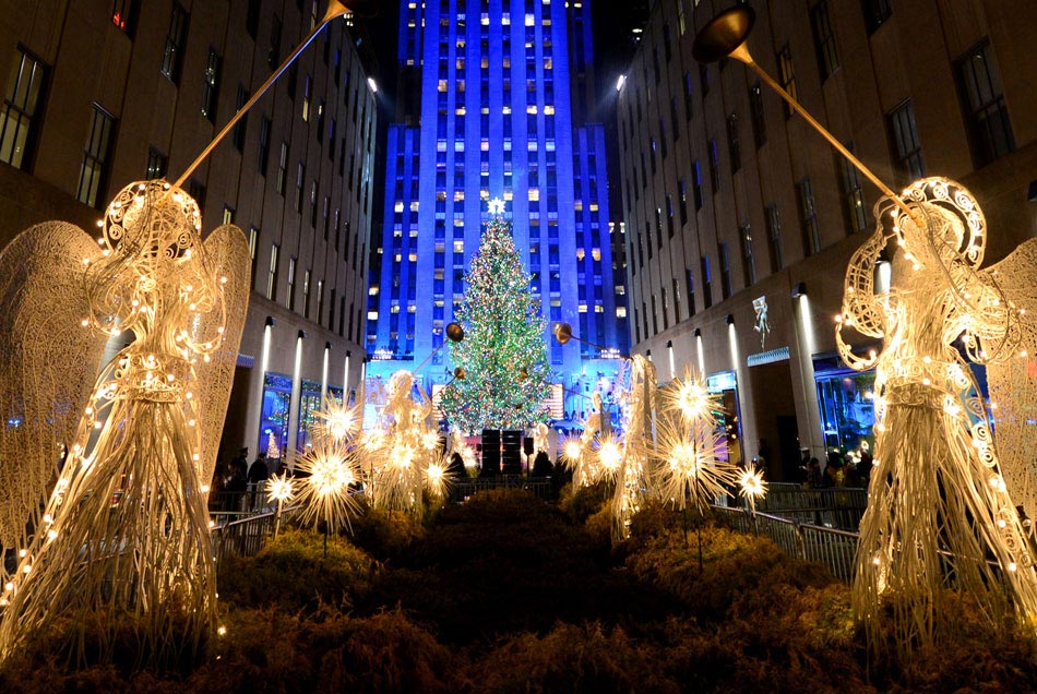 Photo taken on Nov. 28, 2012 shows an 80-foot-tall Christmas tree by Rockefeller Center in New York, the United States. Each year a Christmas tree will be lit up by Rockefeller Center to greet upcoming Christmas and New Year. (Xinhua/Wang Lei) 