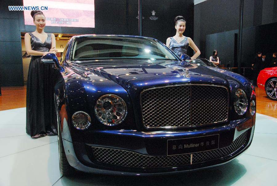 Car models present a Bentley car at the 10th China (Guangzhou) International Automobile Exhibition in Guangzhou, capital of south China's Guangdong Province, Dec. 2, 2012. The ten-day auto show, which kicked off on Nov. 23, 2012, closed on Sunday. (Xinhua/Yuan Hongwei)