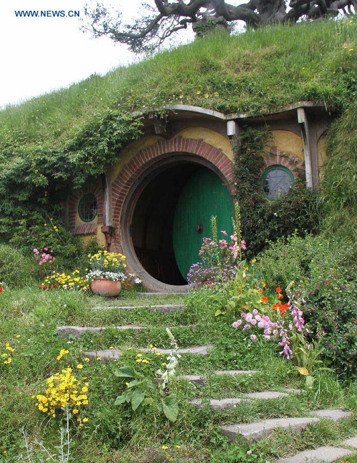Photo taken on Nov. 29, 2012 shows a Hobbit hole at Hobbiton on the Alexander family farm near New Zealand's north island town of Matamata. The film set of "The Hobbit: An Unexpected Journey" is such fantastic in the rolling countryside that closely resembled the "Shire" in the popular classics by J.R.R Tolkien, attracting a lot of fans and tourists. (Xinhua/Liu Jieqiu)