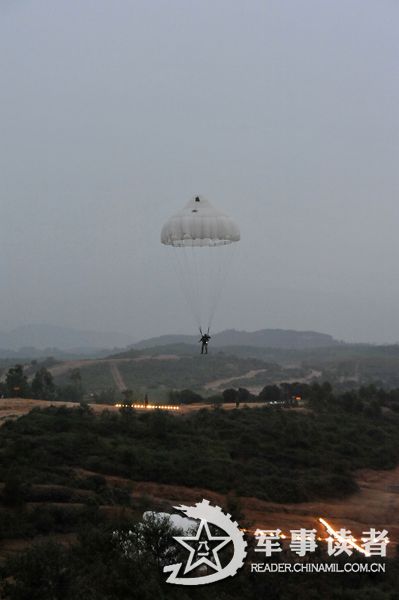 A brigade under the Nanjing Military Area Command (MAC) of the Chinese People's Liberation Army (PLA) organizes parachute training, including the subjects of armed parachute and night parachute training, in a bid to enhance the overall combat capability of the troop unit. (reader.chinamil.com.cn/Xu Jungang)