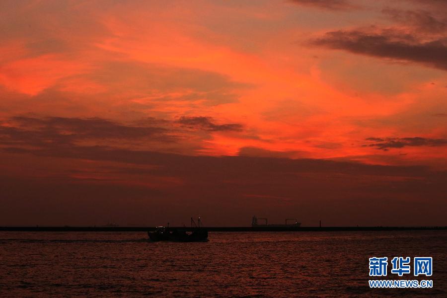 Stunning sunset in Sizihwan Bay in China's Taiwan Province. (Xinhua/Xin Guangli)