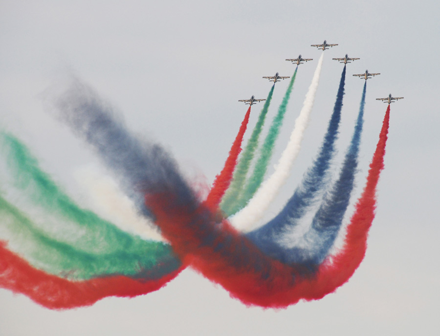 The UAE air force aerobatic team performs in the sky in Abu Dhabi, capital of UAE on Dec. 2, 2012, to celebrate the 41st anniversary of the founding of the United Arab Emirates.(Xinhua/Ma Xiping)