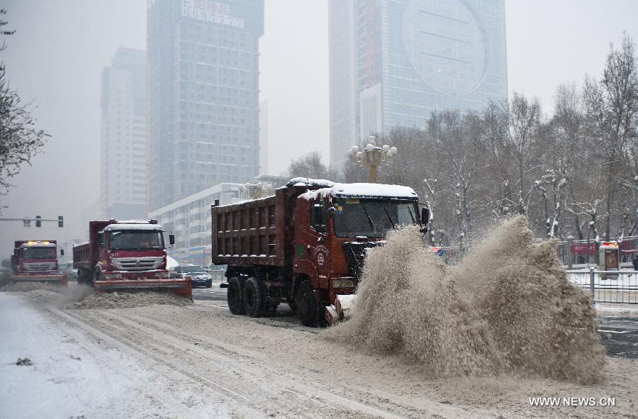 Snow ploughs clear the snow from the road in Urumqi, capital of northwest China's Xinjiang Uygur Autonomous Region, Dec. 3, 2012. The city witnessed a snowfall on Monday, where the temperature fell to approximately 14 degrees Celsius below zero. (Xinhua/Wang Fei)