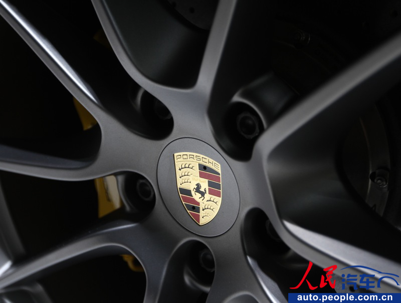 Porsche 911 Carrera 4S shines at Guangzhou Auto Show (18)